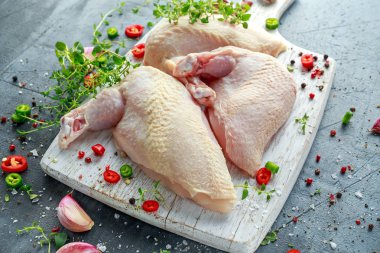 Çiğ tavuk göğsü Yargıtay fileto biber, biber Mısır ve Beyaz Ahşap doğrama tahtası üzerinde kekik ile