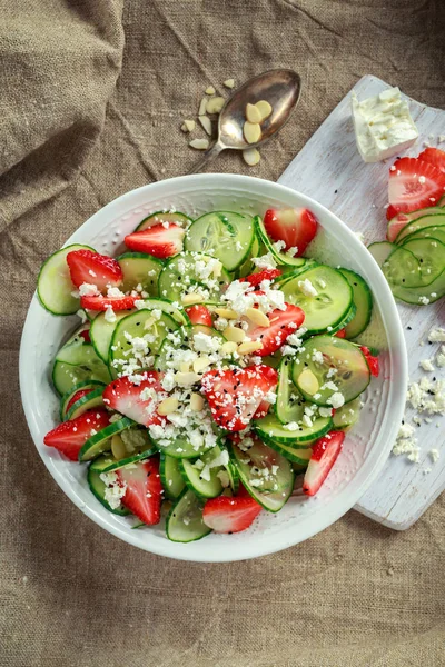 Çörek otu tohumu ve beyaz peynir ile tepesinde yaz salatalık ve çilek salatası