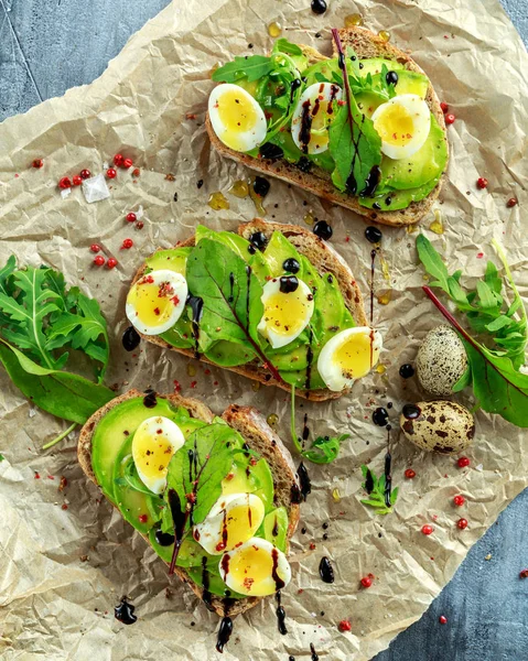 Sağlıklı avokado ve Bıldırcın yumurta tost vahşi roket ve deniz tuzu ile
