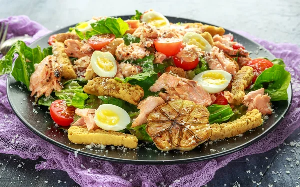 Insalata di Cesar con salmone, pomodorini, aglio, stampelle, lattuga romana e parmigiano . — Foto Stock