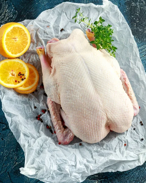 Portakal dilimleri, biber ve kekik kagit üzerinde pişirmek için ücretsiz aralığı ördek hazır — Stok fotoğraf