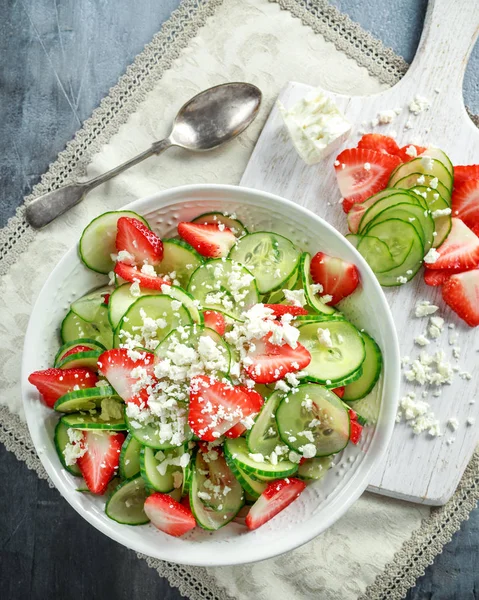 Çörek otu tohumu ve beyaz peynir ile tepesinde yaz salatalık ve çilek salatası
