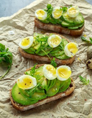 Sağlıklı avokado ve Bıldırcın yumurta tost vahşi roket ve deniz tuzu ile