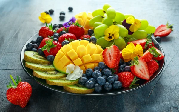 Colorido plato de frutas mixtas con mango, fresa, arándano, kiwi y uva verde. Alimento saludable —  Fotos de Stock