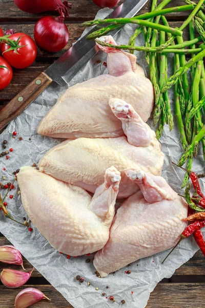 Biber, biber Mısır ve kekik ile çiğ tavuk göğsü Yargıtay fileto. Kuşkonmaz ve domates garnitür için