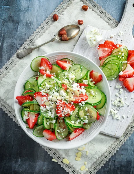 Çörek otu tohumu ve beyaz peynir ile tepesinde yaz salatalık ve çilek salatası