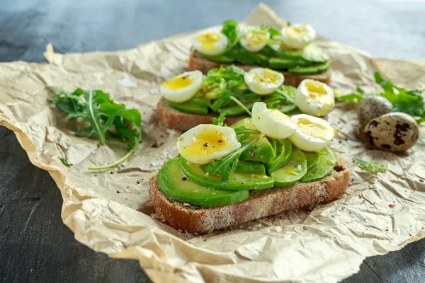 Sağlıklı avokado ve Bıldırcın yumurta tost vahşi roket ve deniz tuzu ile