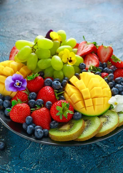 Mango, çilek, yaban mersini, kivi ve Yeşil üzüm ile renkli karışık meyve tabağı. Sağlıklı gıda