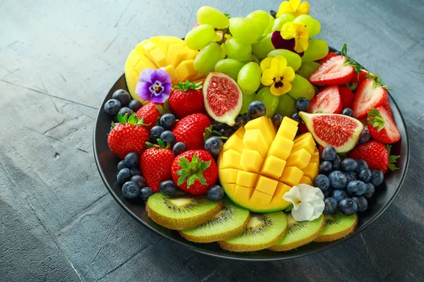 Assiette de fruits mélangés colorés avec mangue, fraise, myrtille, kiwi et raisin vert. Aliments sains — Photo