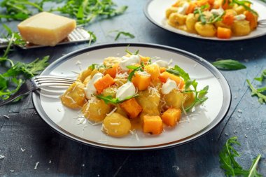 Ev yapımı Balkabagi gnocchi vahşi roket ve parmesan, ricotta peyniri