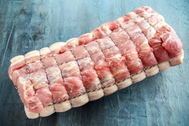 Çiğ domuz Loin rustik arka plan üzerinde pişirmek hazır kesilmiş