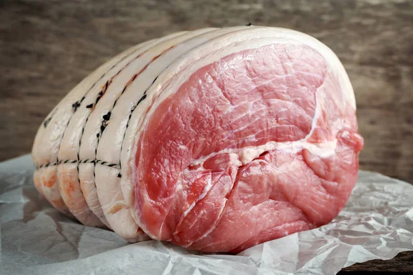 Rohe ganze grüne Gammon ein Stück in einem zerknüllten Papier — Stockfoto