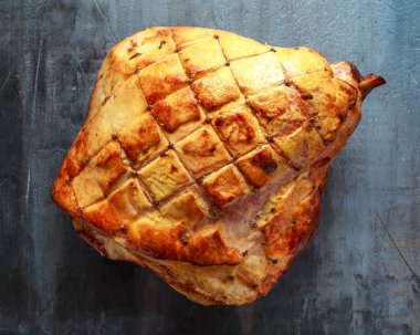 Kavrulmuş Bütün jambon rustick arka plan üzerinde kapatın