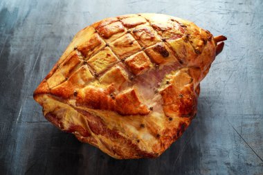 Kavrulmuş Bütün jambon rustick arka plan üzerinde kapatın