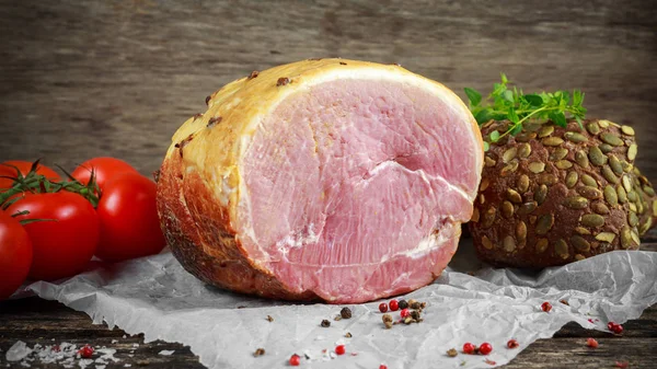 Festive ham served with tomatoes and rustic bread — Stock Photo, Image