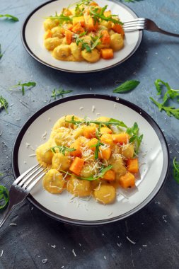 Ev yapımı Balkabagi gnocchi vahşi roket ve parmesan peyniri ile