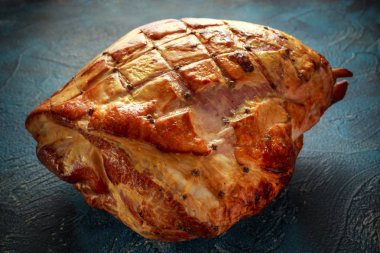 Kavrulmuş Bütün jambon rustick arka plan üzerinde kapatın