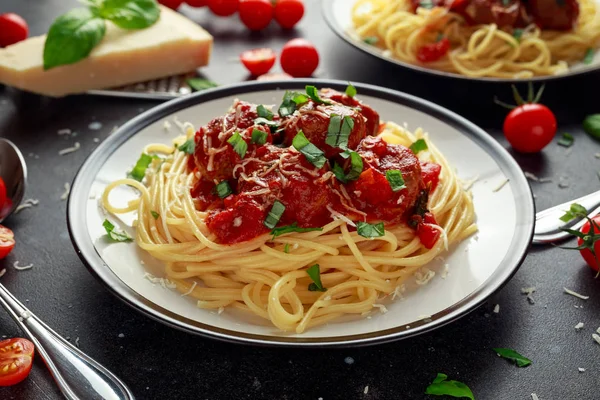Esparguete macarrão almôndegas com molho de tomate, manjericão, ervas queijo parmesão no fundo escuro — Fotografia de Stock