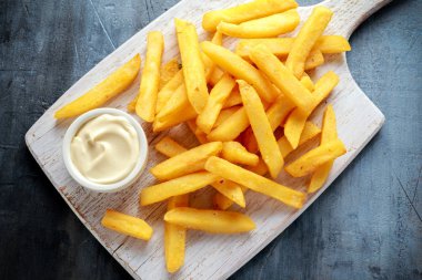 Ev yapımı pişmiş patates kızartması Beyaz ahşap tahta üzerinde mayonezli