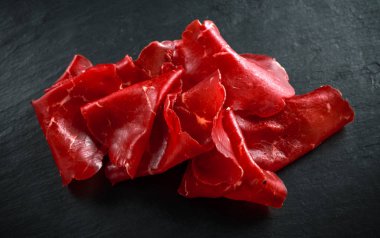 İtalyanca ince dilimlenmiş ve taş tahtaya hizmet tuzlanmış bresaola sığır eti air-dried. Mükemmel meze