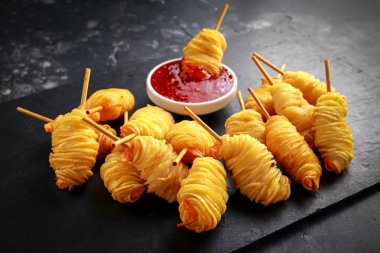 Sulu Kral keskin, altın patates küçük spiraller şiş üzerinde sarılı karides tatlı chillie sos ile servis.