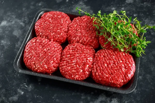 Handgemachte rohe Metzger Steak Burger auf Marmor-Schneidebrett — Stockfoto