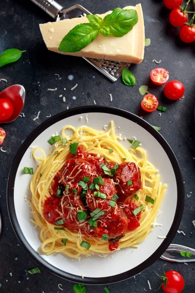 Esparguete macarrão almôndegas com molho de tomate, manjericão, ervas queijo parmesão no fundo escuro — Fotografia de Stock