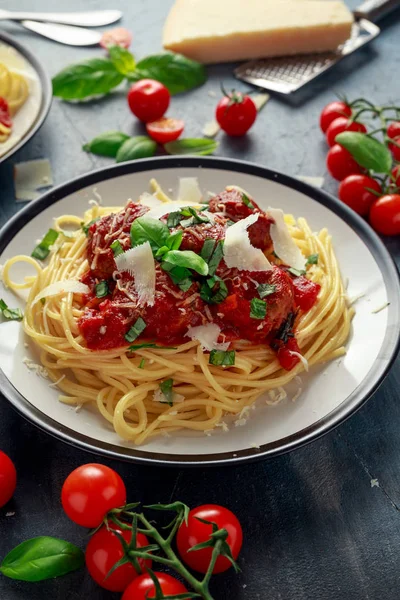 Esparguete macarrão almôndegas com molho de tomate, manjericão, ervas queijo parmesão no fundo escuro — Fotografia de Stock