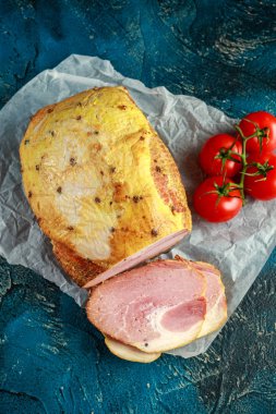 Festival jambon buruşuk kağıt üzerinde domates ile servis