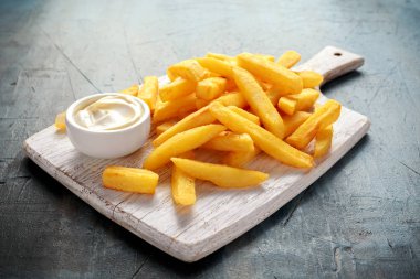 Ev yapımı pişmiş patates kızartması Beyaz ahşap tahta üzerinde mayonezli
