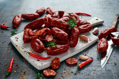 Kırmızı biber, sarımsak, biber ve biberiye ile yapılan İspanyol domuz chorizo sosis