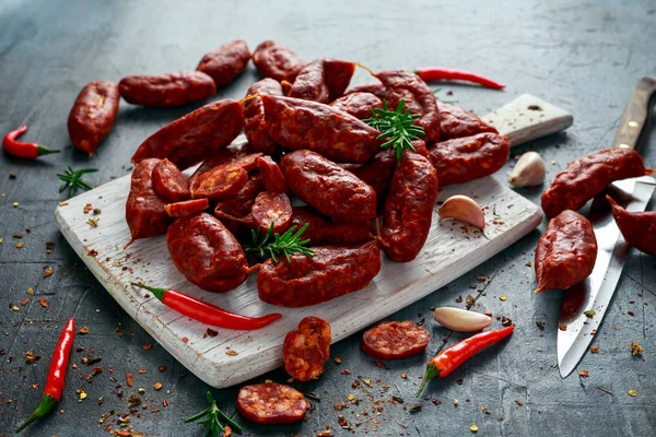 Kırmızı biber, sarımsak, biber ve biberiye ile yapılan İspanyol domuz chorizo sosis