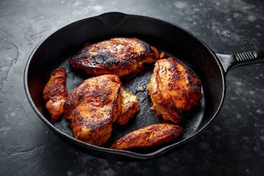 Yargıtay rustik dökme demir tavada pişmiş tavuk fileto, meme.