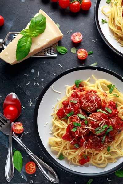 Esparguete macarrão almôndegas com molho de tomate, manjericão, ervas queijo parmesão no fundo escuro — Fotografia de Stock