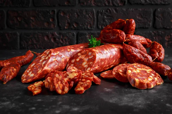 Разнообразие сухих испанских сосисок из свинины с паприкой и чесноком — стоковое фото