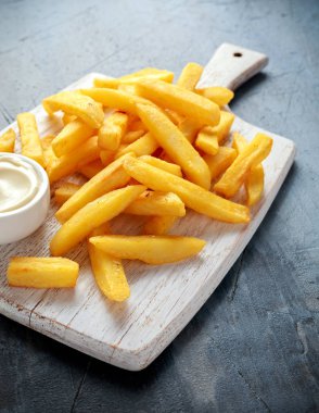 Ev yapımı pişmiş patates kızartması Beyaz ahşap tahta üzerinde mayonezli