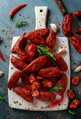 Kırmızı biber, sarımsak, biber ve biberiye ile yapılan İspanyol domuz chorizo sosis