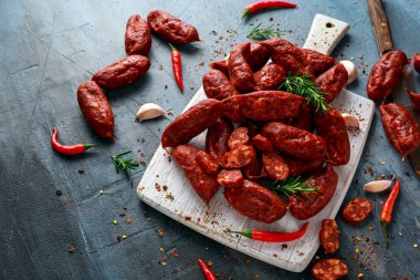 Kırmızı biber, sarımsak, biber ve biberiye ile yapılan İspanyol domuz chorizo sosis