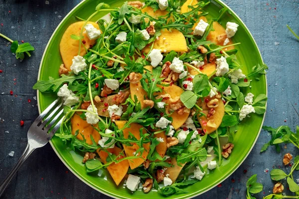 Friss ízletes datolyaszilva saláta sült saláta kitûnõ, dió, feta sajt, olíva olaj és a gyógynövények. egészséges táplálkozás — Stock Fotó