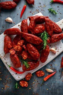 Kırmızı biber, sarımsak, biber ve biberiye ile yapılan İspanyol domuz chorizo sosis
