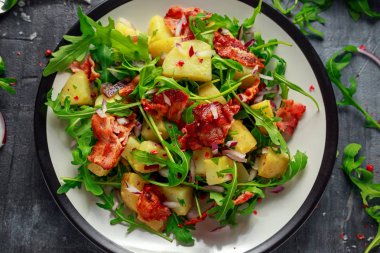 Taze gevrek domuz pastırması, plaka üzerinde yeşil sebze ile patates salatası