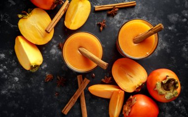 Taze yapılmış Trabzon hurması meyve yüzlü cinamon ve anason yıldız ile