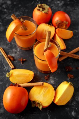 Taze yapılmış Trabzon hurması meyve yüzlü cinamon ve anason yıldız ile