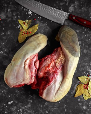 Defne yaprağı ve kırmızı biber Mısır, deniz tuz pul ve doğrama bıçağı ile ham öküz buzağı dilleri