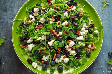 Taze yaban mersini, roka, fındık, beyaz peynir, zeytin yağı, otlar ile kızılcık salata. Sabah, Kahvaltı Sağlıklı gıda.