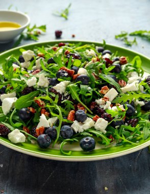 Taze yaban mersini, roka, fındık, beyaz peynir, zeytin yağı, otlar ile kızılcık salata. Sabah, Kahvaltı Sağlıklı gıda.