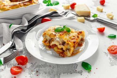 Ev yapımı lazanya kıyma bolognese ve Beşamel sos tepesinde vahşi fesleğen, parmesan peyniri ile