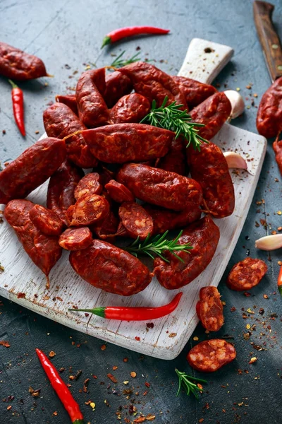 Kırmızı biber, sarımsak, biber ve biberiye ile yapılan İspanyol domuz chorizo sosis