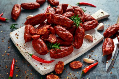 Kırmızı biber, sarımsak, biber ve biberiye ile yapılan İspanyol domuz chorizo sosis