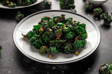 Ev yapımı kavrulmuş yeşil Kalettes plaka üzerinde. sağlıklı gıda